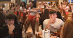 Dansjes van ‘sexy serveersters’ zorgen voor verwarring: “Het gênantste wat ik ooit gezien heb!” (video’s)