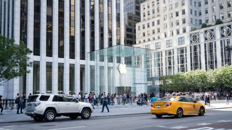 OEPS. Man wandelt naar auto met 300 gloednieuwe iPhones en wordt dan overvallen
