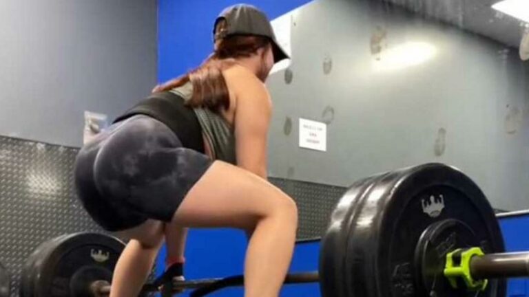 Influencer verweert zich nadat ze plast tijdens gewichtheffen: «Ik kan er niets aan doen!» (video)