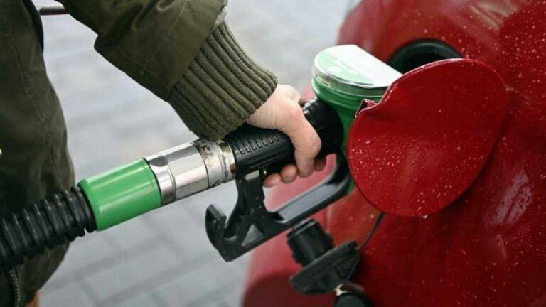 Benzine vanaf morgen op laagste niveau sinds december vorig jaar