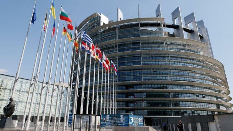 Kocht Qatar het Europees Parlement om? 16 huiszoekingen en 4 arrestaties in onderzoek naar corruptie