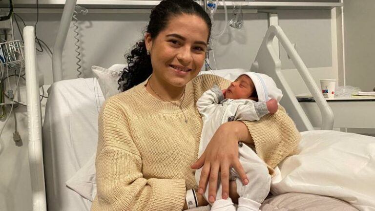 Vrouw bevalt op KLM-vlucht, maar wist niet dat ze zwanger was