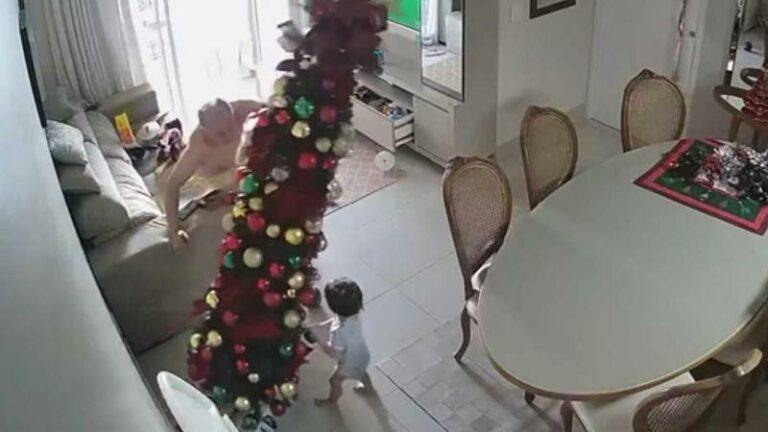 Opa probeert peuter te redden van omvallende kerstboom, maar dat had hij beter niet gedaan… (video)