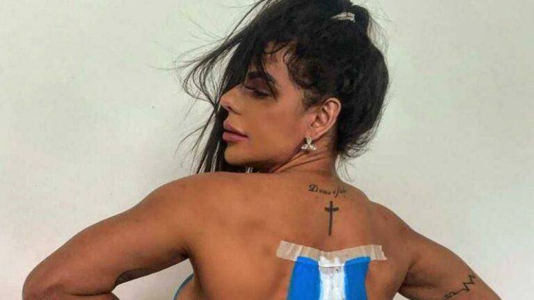 Model poseert poedelnaakt met wereldbeker op haar achterwerk: «Komaan, Argentinië!» (foto)