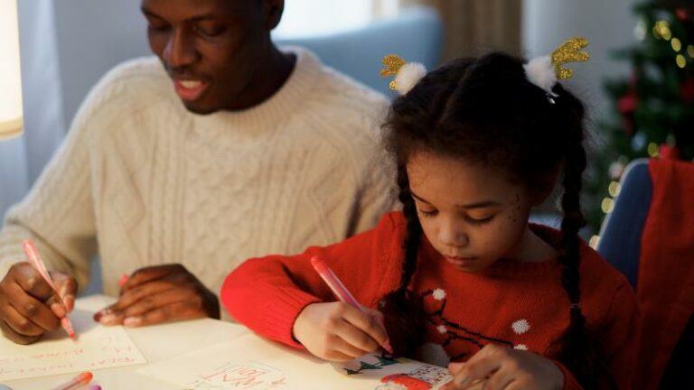 Introduceer eens een monster en drie andere tips voor een origineel kerstfeest met kleine kinderen