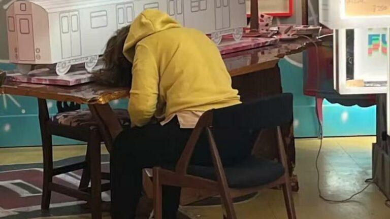 Politie valt kunstgalerij binnen om vrouw te redden, maar het blijkt een sculptuur te zijn