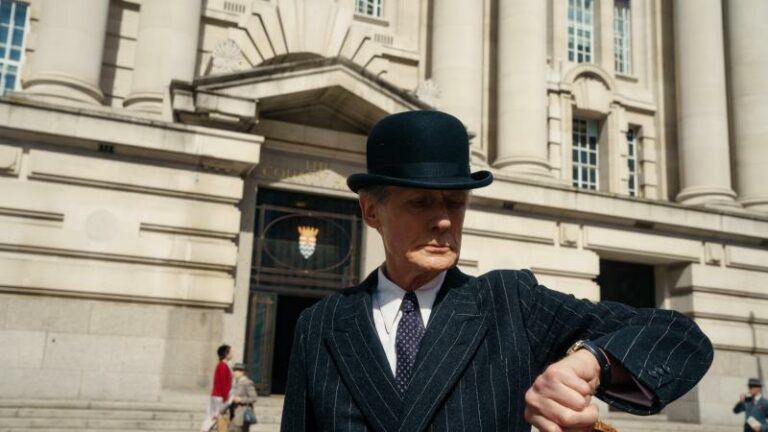 MOVIES. Bill Nighy heeft een existentiële crisis in ‘Living’: «Bolhoeden zijn extreem moeilijk om te dragen»