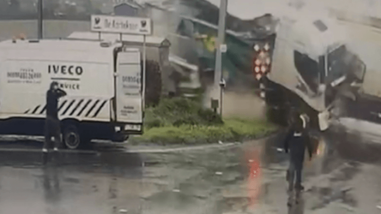 Wat een ravage: hallucinante beelden tonen moment waarop trein vrachtwagen grijpt in Ardooie (video)