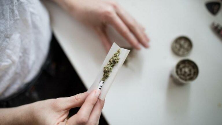 WTF. Amerikaanse politie valt binnen bij terminale patiënt op zoek naar cannabis