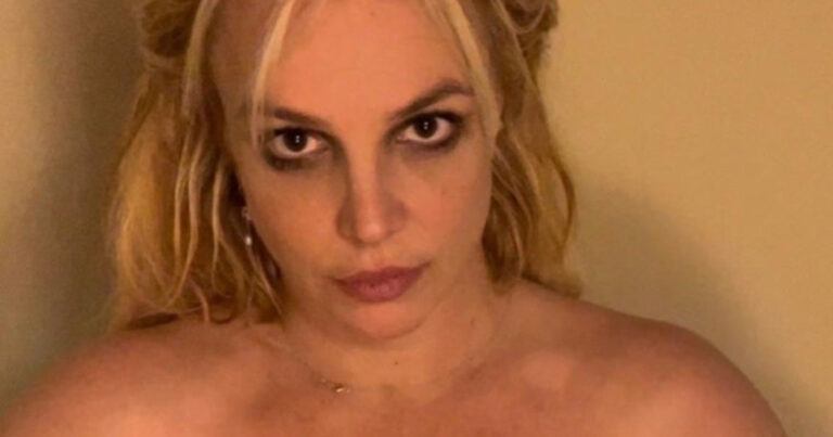 Britney Spears gaat weer volledig uit de kleren en maakt fans ongerust: “Wat is hier aan de hand?!” (foto’s)