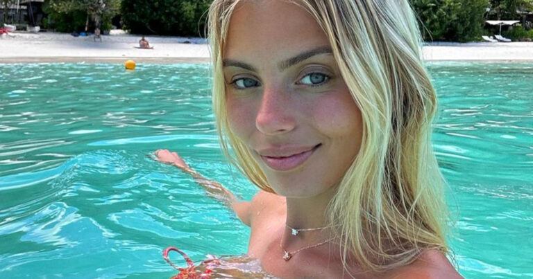 Verloofde van Thibaut Courtois amuseert zich in bikini op het strand: “Hoe mooi ben jij?!” (foto’s)