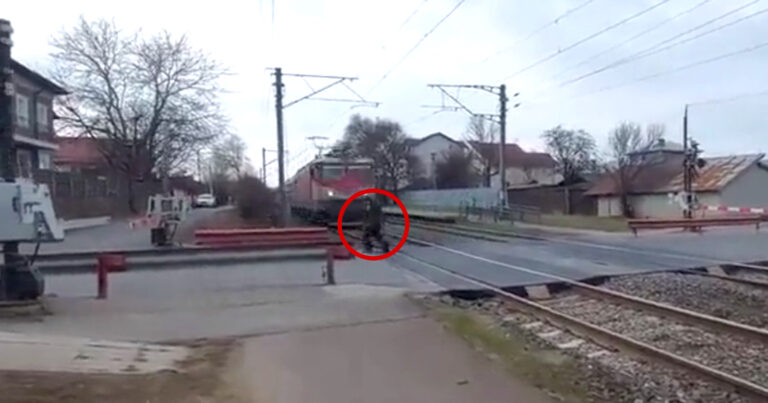 WOW: Oude man negeert slagboom en kan aanstormende trein maar NIPT ontwijken! (video)