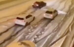 Filmpje van knullige autobestuurders op besneeuwde snelweg gaat viraal: “Ik lig plat!” (video)