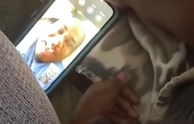 Vader mag het aan den lijve ondervinden: “Stoor je kinderen niet wanneer ze naar tekenfilms kijken!” (video)