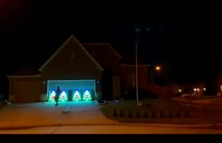 Man pakt uit met krankzinnige kerstverlichting op en rond huis: “Deze kerel wint Kerstmis!” (video)