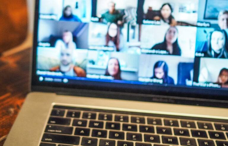 Student leidt leerkracht om de tuin met slim Zoom-trucje: “Die gast is geniaal!”