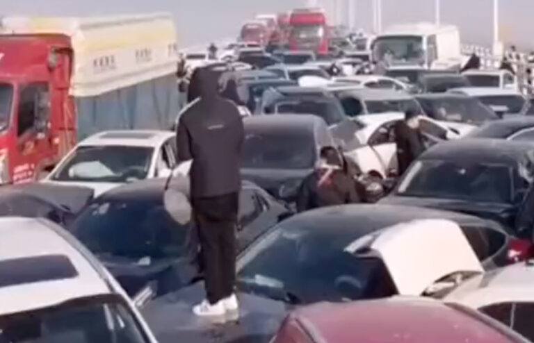 Meer dan 200 wagens betrokken bij gigantisch verkeersongeluk op mistige brug (video)