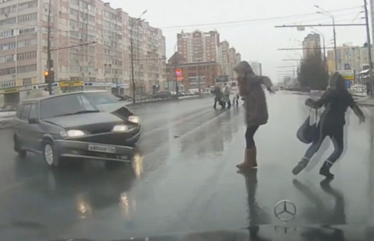 Deze twee Russische meisjes kruipen door oog van de naald na stevige autocrash (video)