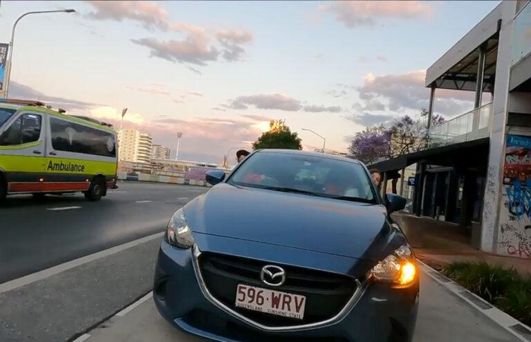 Man laat zich niet doen door chauffeur die fietspad gebruikt als autoweg (video)