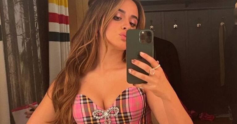 Camila Cabello verbaast fans met doorschijnende jurk: “Je lijkt Wednesday wel!” (foto’s)