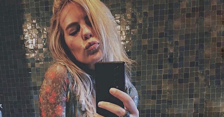 Eline De Munck deelt badkamerselfie. Dina Tersago onder de indruk: “Jij wordt alleen maar mooier!” (foto)