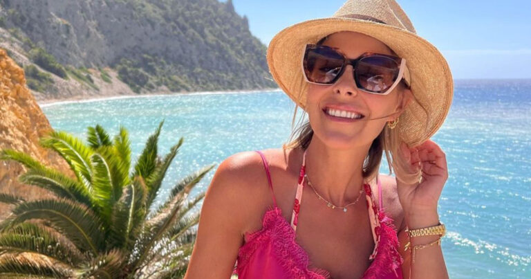 Hanne Troonbeeckx poseert in strakke kerstoutfit: “Geweldig, dat pakje!” (foto)