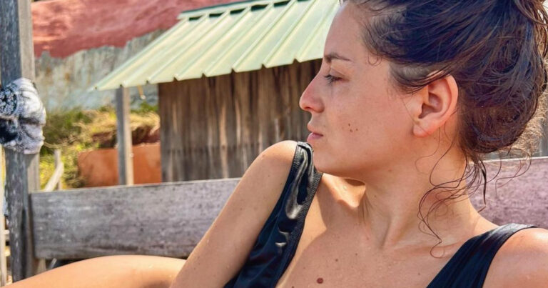 ‘Thuis’-actrice Lynn Van den Broeck pakt uit met badpakfoto: “WAUW!”
