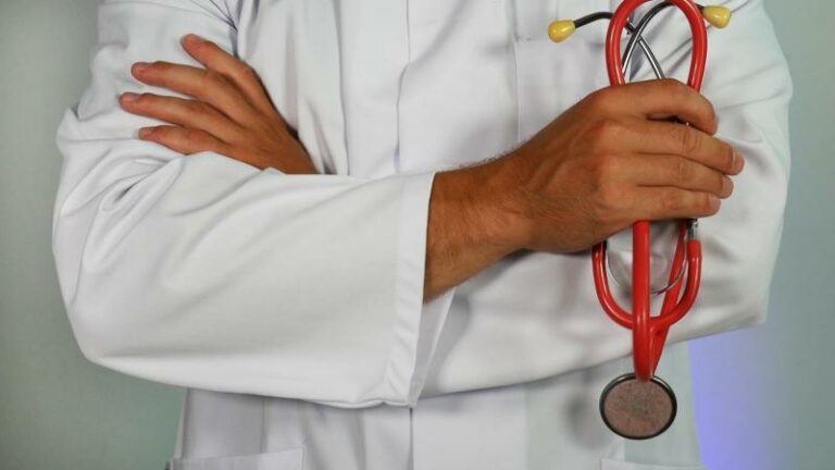 WTF. Dokters staan voor raadsel nadat er hoorns uit hoofd van vrouw beginnen te groeien (foto)