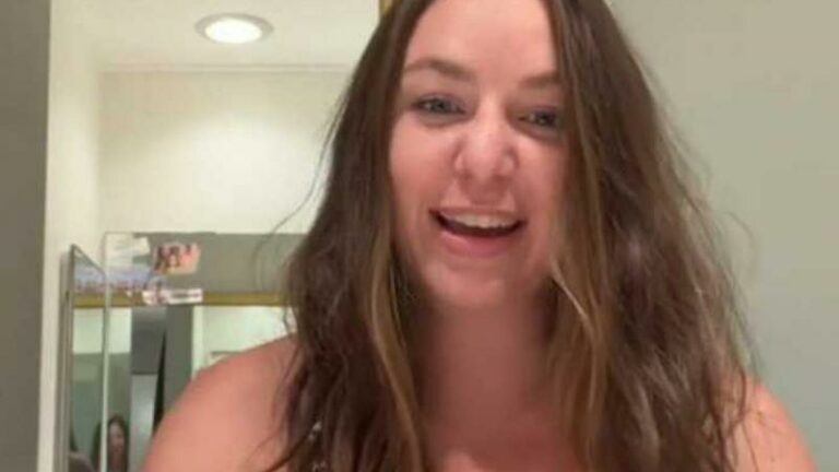 Vrouw past nieuwjaarsoutfit, maar valt achterover van verbazing: «Het is letterlijk 100% doorzichtig!» (video)