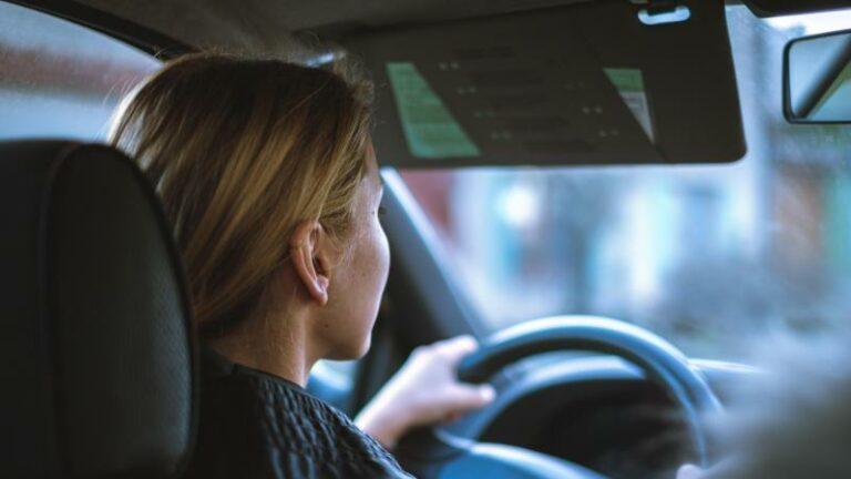 OEPS. Letse vrouw verschijnt dronken op rijexamen