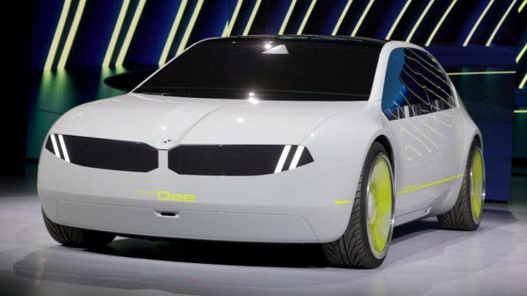 IN BEELD. BMW presenteert wagen die van kleur kan veranderen