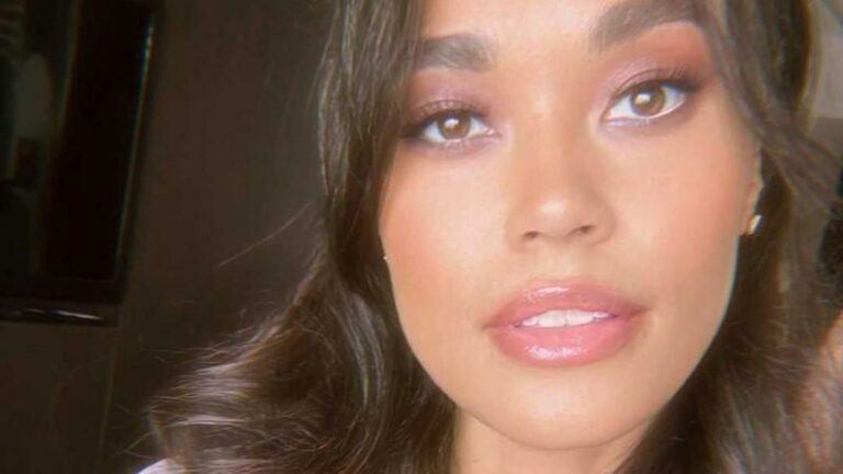 Zangeres Romy Monteiro bijt van zich af na walgelijke reacties op bikinifoto: «Iemand noemde me zelfs smerig»