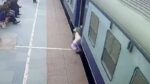 WTF. Alerte soldaat redt man die onder trein gesleurd wordt in India (video)