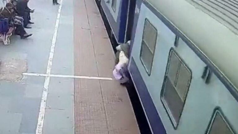 WTF. Alerte soldaat redt man die onder trein gesleurd wordt in India (video)