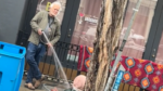 Galerij-eigenaar besproeit dakloze vrouw om haar weg te jagen: «Barbaars»