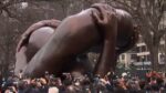 Bronzen sculptuur van Martin Luther King krijgt gemengde reviews: «Waarom lijkt dit pornografisch?»