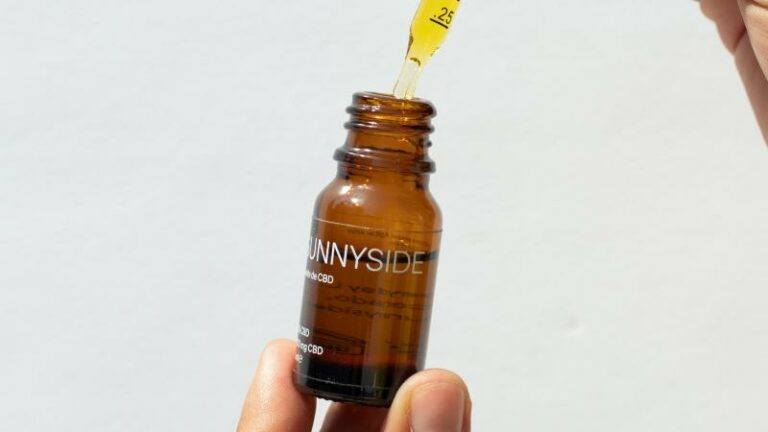 Waarom CBD olie jouw acne-oplossing is