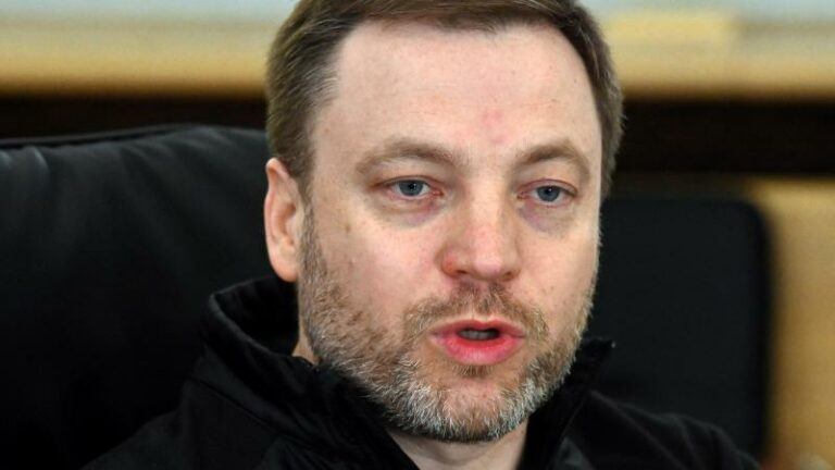 Minister van Binnenlandse Zaken omgekomen bij helikoptercrash bij kleuterschool in Kiev: 16 doden