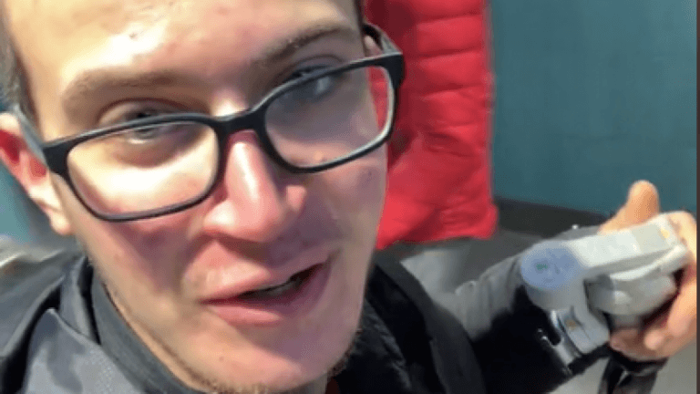 WTF. Australisch toerist boos omdat hij moet betalen voor openbaar toilet en door poortje moet (video)