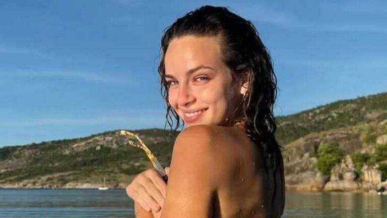 Presentatrice haalt uit naar paparazzi: «Stop met foto’s te maken van mijn blote borsten!»