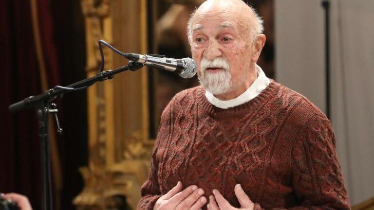 80 jaar na ontsnapping uit dodentrein reist Simon Gronowski met scholieren naar Auschwitz