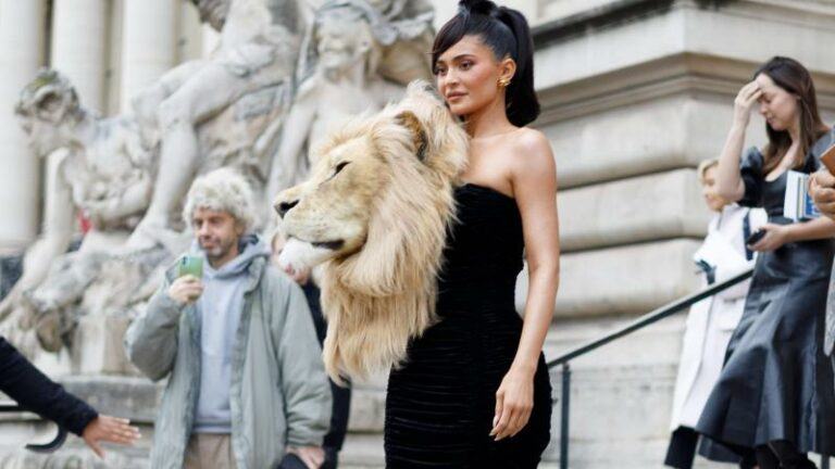 Waarom droeg Kylie Jenner die «wansmakelijke» jurk met een hyperrealistische leeuwenkop op?