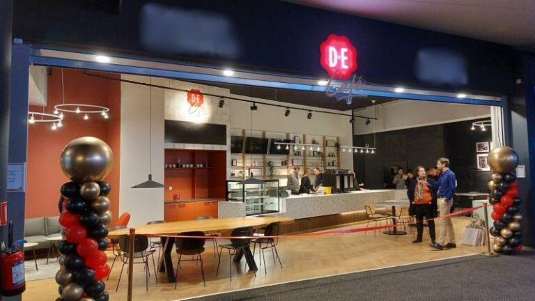 YES! Dit oeroud Nederlands koffiemerk opent z’n eerste café in België