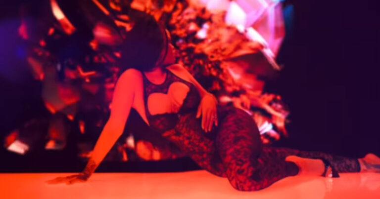 Rihanna poseert op zwoele wijze in pikante lingerie: “Je bent adembenemend!” (foto’s)