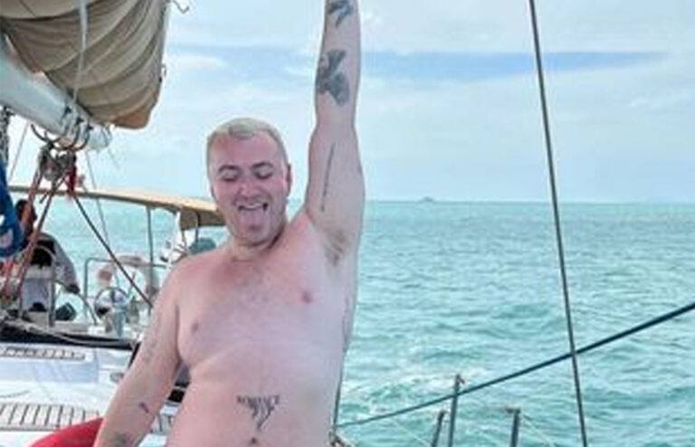 Populaire zanger Sam Smith poseert trots in tijgerslipje: “Hij neemt het ervan!” (foto’s)