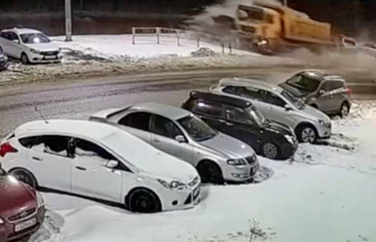 STEVIG! Trucker valt in slaap en knalt op geparkeerde wagens (video)