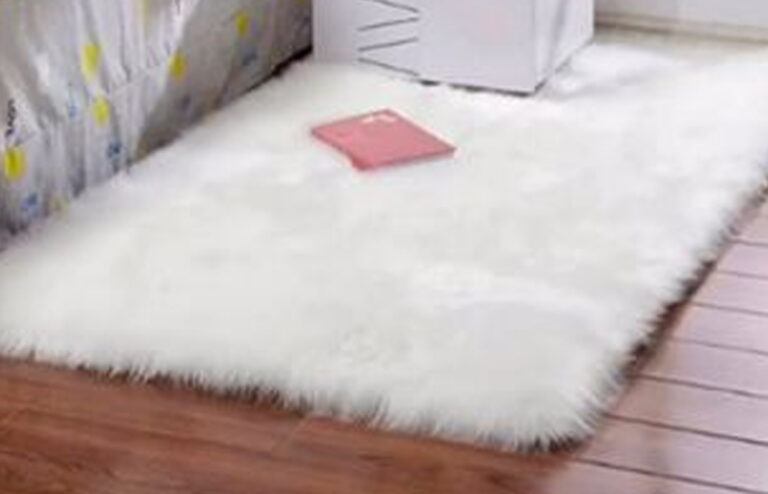 Vrouw bestelt gigantisch tapijt op Shein maar krijgt dan… DIT! (video)