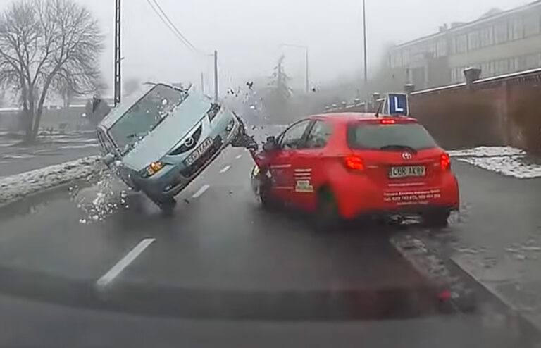 Chauffeur valt flauw en botst op rijschoolwagen: “Ocharme, die leerling!” (video)