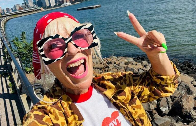 52-jarige dame is naar eigen zeggen herboren: “Mijn seksleven is terug sinds ik weer single ben!” (foto’s)