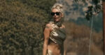 Miley Cyrus kondigt groot nieuws aan door in bikini over het gras te lopen: “Ik kan niet wachten!” (video’s)